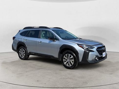 Used 2025 Subaru Outback Premium AWD/4WD image 3