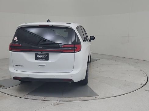 New 2026 Chrysler Pacifica Select image 13