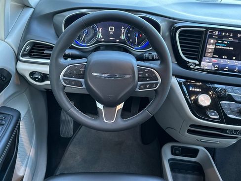 Used 2023 Chrysler Pacifica Touring-L FWD image 15
