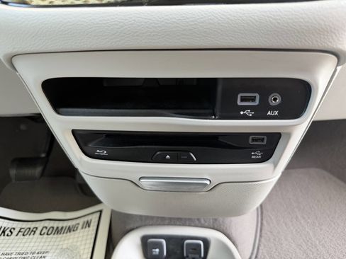 Used 2017 Chrysler Pacifica Touring-L Plus FWD image 26