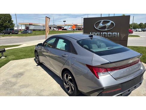 Used 2025 Hyundai Elantra SEL FWD image 3