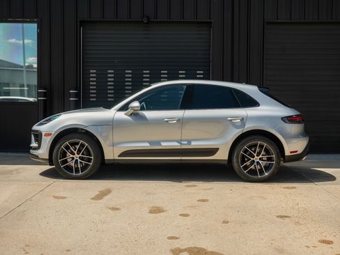 Certified 2025 Porsche Macan image 2