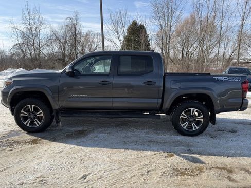 Used 2019 Toyota Tacoma TRD Sport image 2