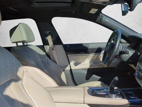 Used 2019 BMW 750i w/ M Sport Package image 19