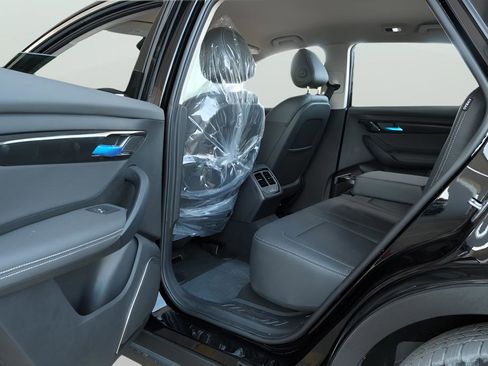 New 2025 VinFast VF 8 Eco image 19