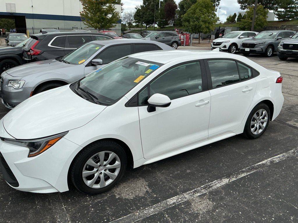 Used 2025 Toyota Corolla LE FWD image 5
