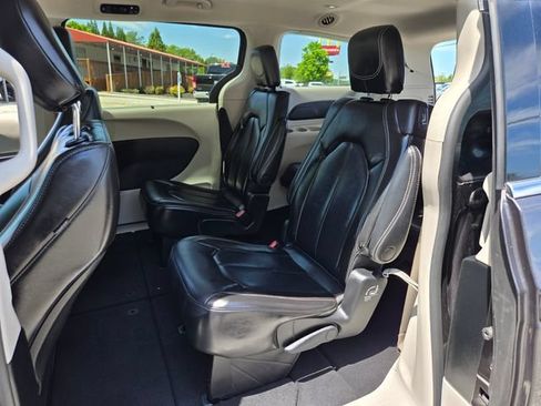 Used 2023 Chrysler Pacifica Touring-L FWD image 10