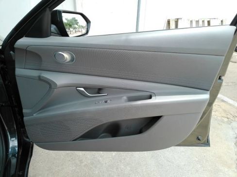 Used 2022 Hyundai Elantra SEL FWD image 16