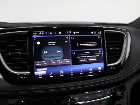 Used 2025 Chrysler Pacifica Limited FWD image 25