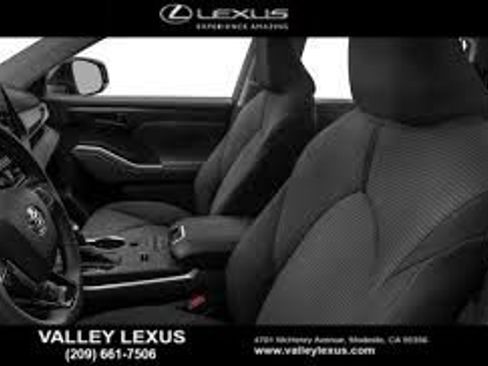 Used 2021 Toyota Highlander XLE image 6