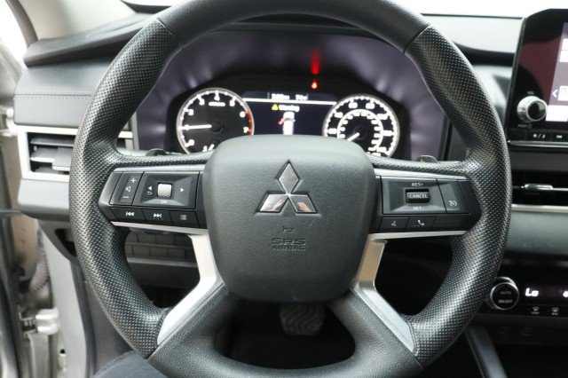 Used 2023 Mitsubishi Outlander ES FWD image 10