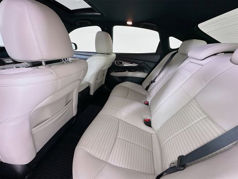 Used 2018 INFINITI Q70 Luxe w/ Sport Package image 26