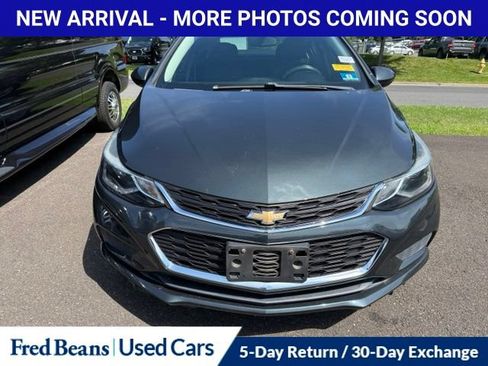 Used 2018 Chevrolet Cruze LT w/ Convenience Package FWD image 2