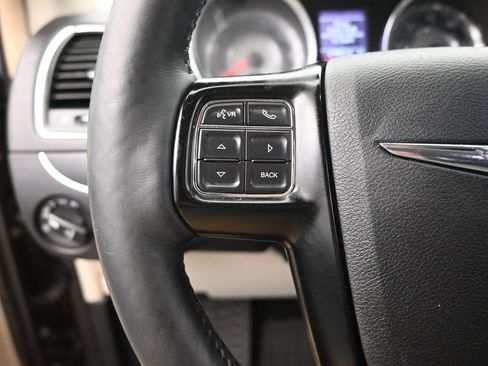 Used 2015 Chrysler Town & Country Limited image 32