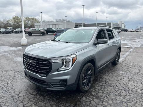 Used 2023 GMC Terrain SLE w/ Driver Convenience Package image 4