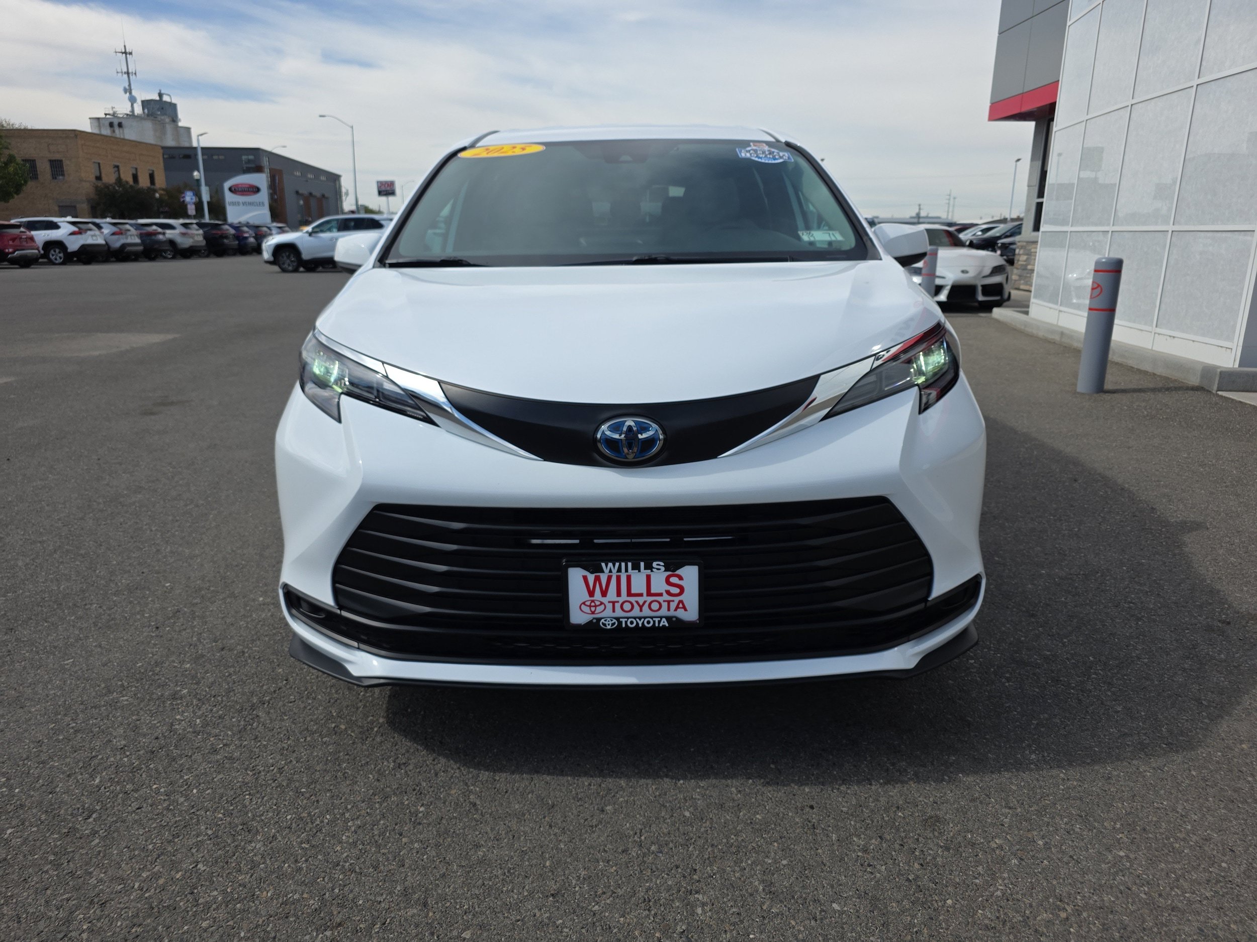 Used 2025 Toyota Sienna LE AWD/4WD image 5