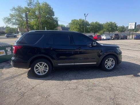 Used 2017 Ford Explorer XLT w/ Equipment Group 202A FWD image 3