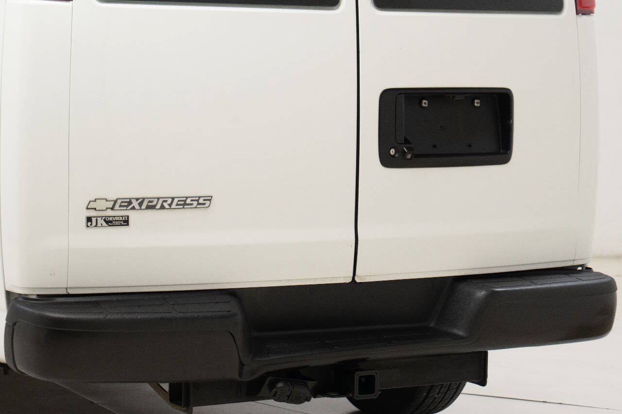 Used 2017 Chevrolet Express 2500 Extended RWD image 13