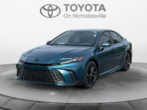 Used 2025 Toyota Camry SE w/ Convenience Package FWD image 1