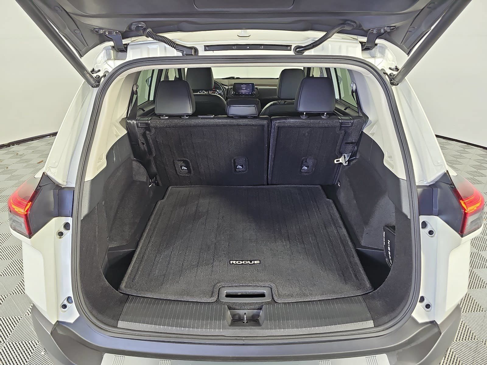 Used 2023 Nissan Rogue SV w/ SV Premium B Package FWD image 12