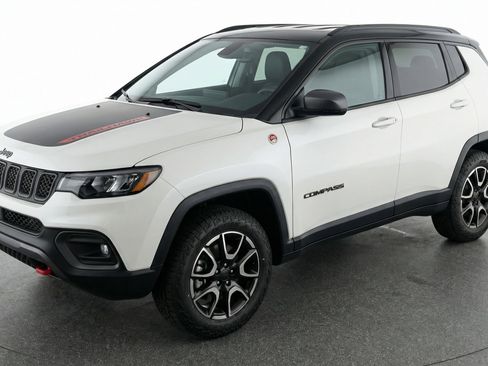 Used 2025 Jeep Compass Trailhawk image 3
