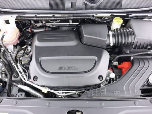 Used 2022 Chrysler Voyager LX image 39