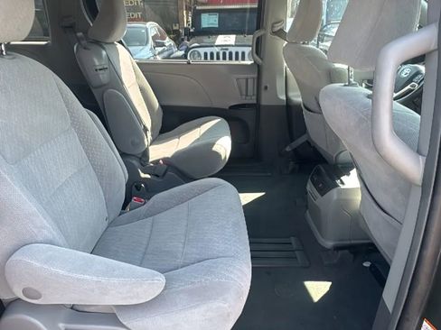 Used 2019 Toyota Sienna LE w/ LE Preferred Package image 15