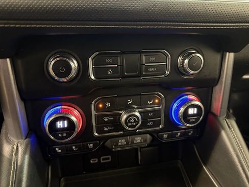 Used 2022 GMC Yukon SLT w/ SLT Luxury Package image 15