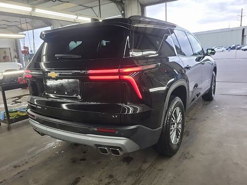 Used 2024 Chevrolet Traverse LT image 3
