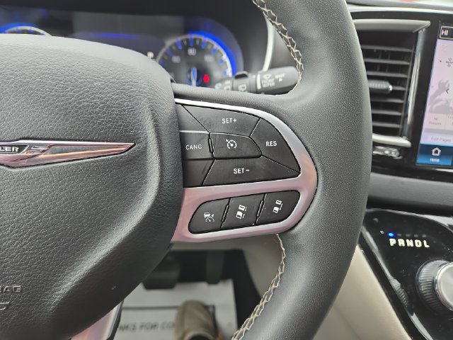 Used 2024 Chrysler Pacifica Touring-L FWD image 22