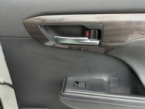 Certified 2022 Toyota Highlander Platinum image 24