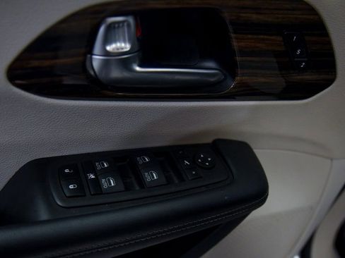 Used 2023 Chrysler Pacifica Limited FWD image 18