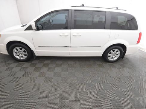 Used 2012 Chrysler Town & Country Touring image 8