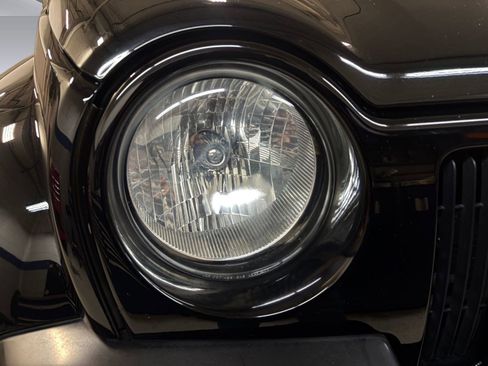 Used 2004 Jeep Liberty Limited w/ Security Group image 10