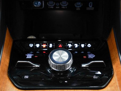 Used 2022 Jeep Grand Wagoneer Series III w/ Rear-Seat Entertainment Group AWD/4WD image 22