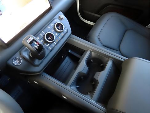 Used 2025 Land Rover Defender 90 S image 32