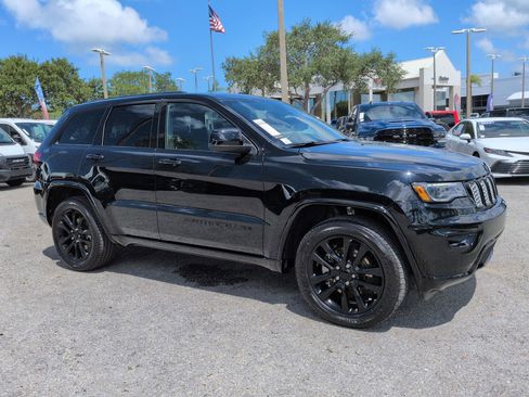 Used 2022 Jeep Grand Cherokee Laredo X AWD/4WD image 2