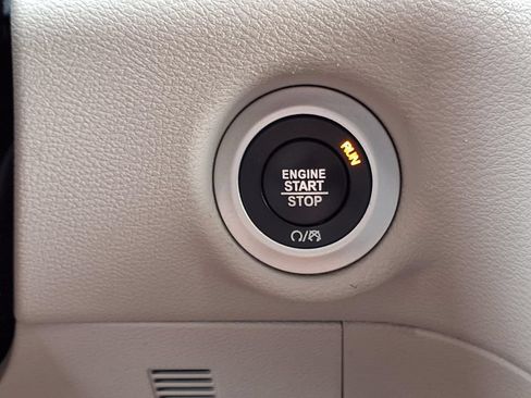 Used 2024 Chrysler Pacifica Touring-L FWD image 18
