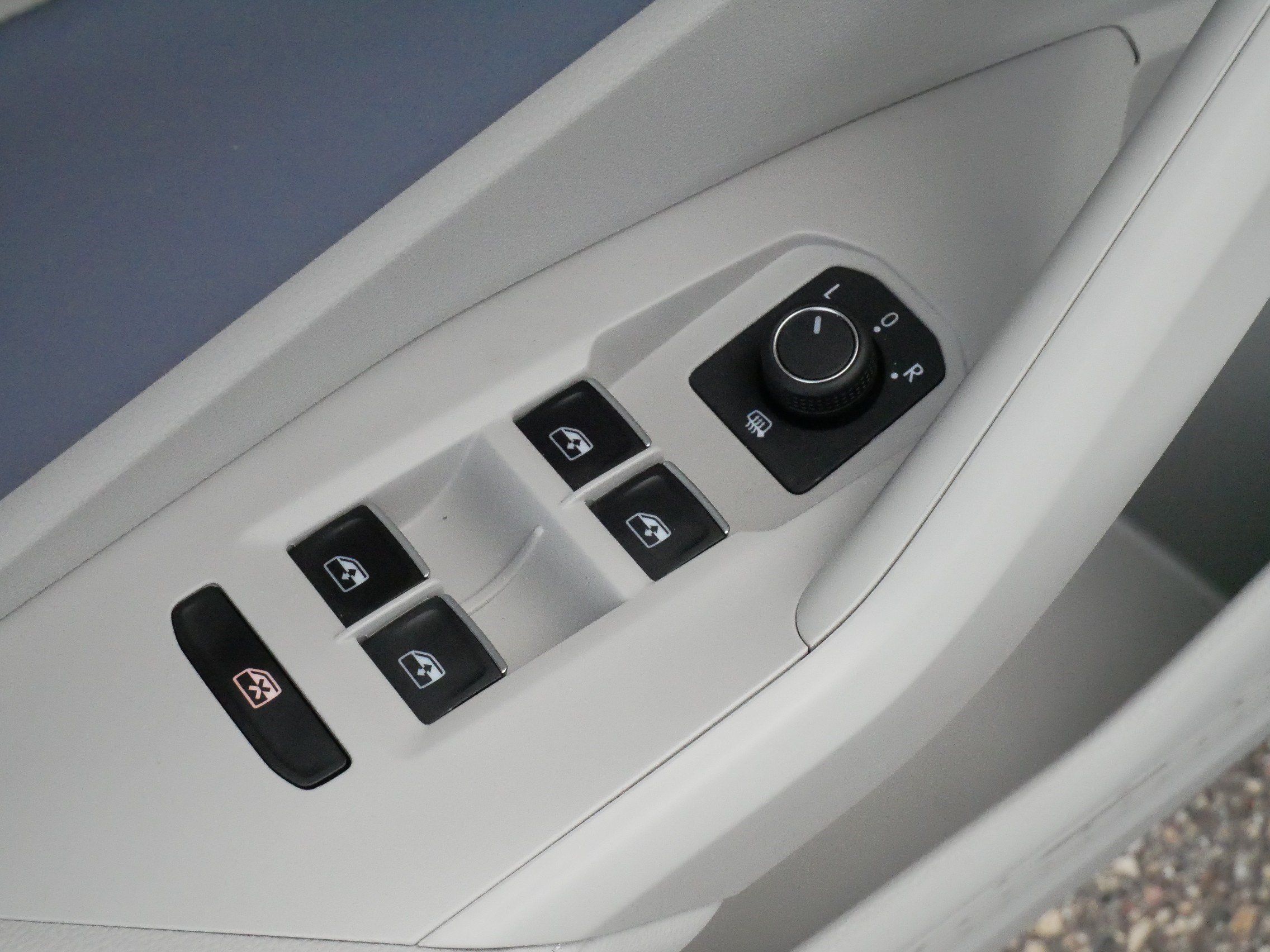Certified 2025 Volkswagen Jetta SE w/ Sunroof Package FWD image 19