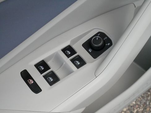 Used 2025 Volkswagen Jetta SE w/ Sunroof Package FWD image 19