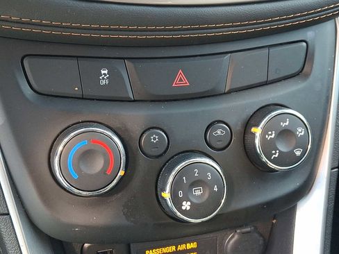 Used 2022 Chevrolet Trax LT w/ LT Convenience Package image 16