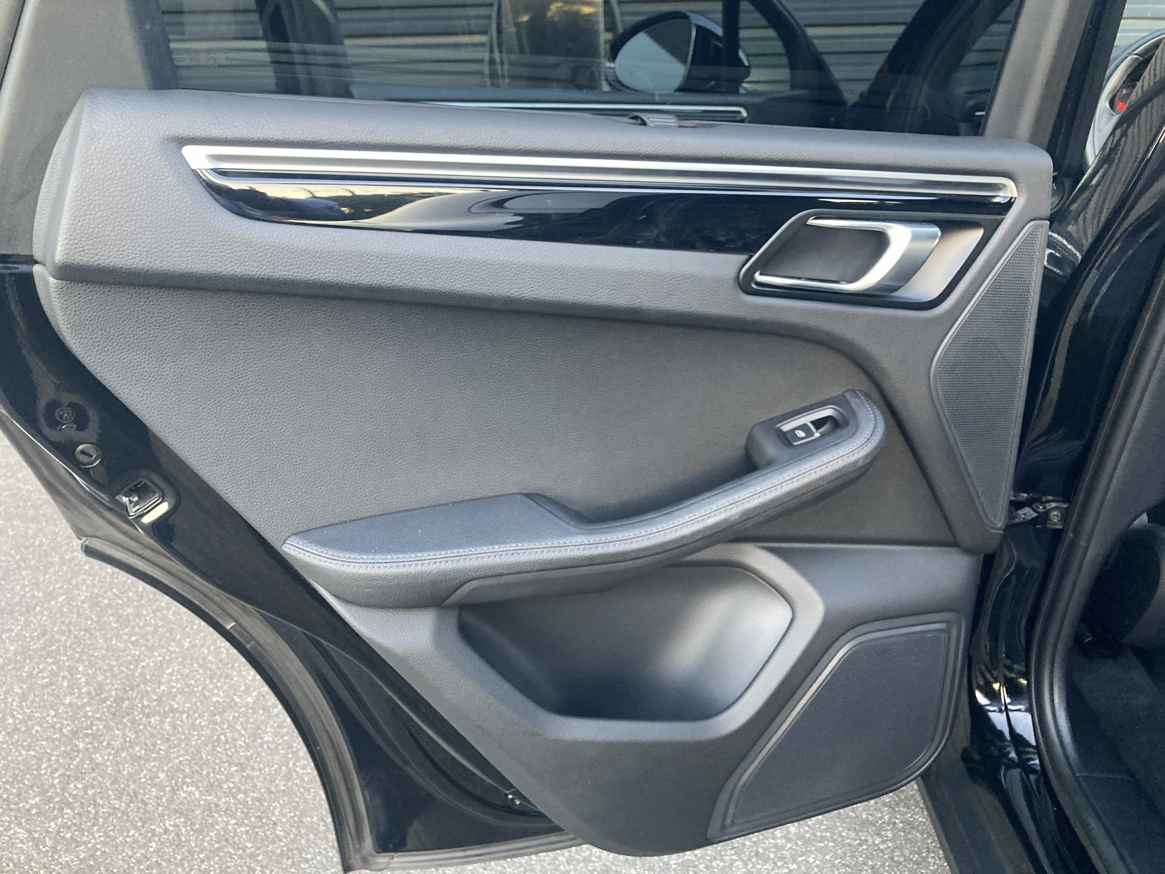 Certified 2024 Porsche Macan AWD/4WD image 26