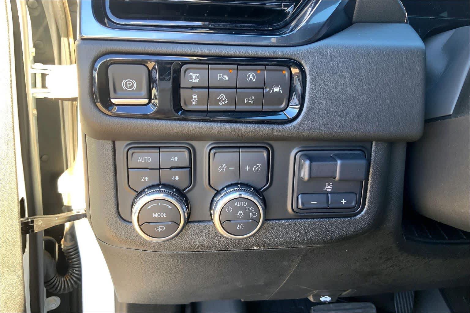 Used 2025 GMC Yukon AT4 w/ AT4 Premium Plus Package AWD/4WD image 33