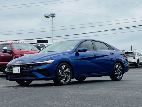 Used 2025 Hyundai Elantra Limited FWD image 43