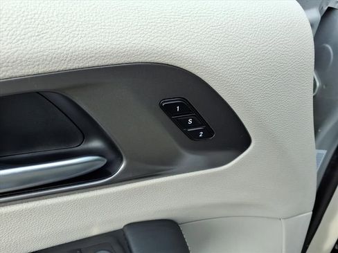 Used 2024 Chrysler Pacifica Touring-L FWD image 12