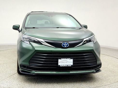 Used 2024 Toyota Sienna LE image 2