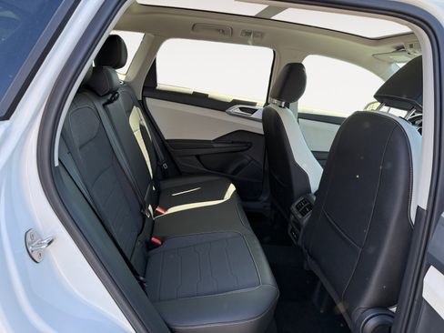 New 2026 Volkswagen Taos SE image 18