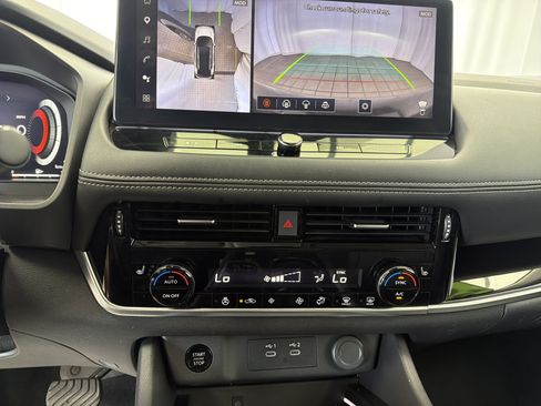 Used 2025 Nissan Rogue SL FWD image 9