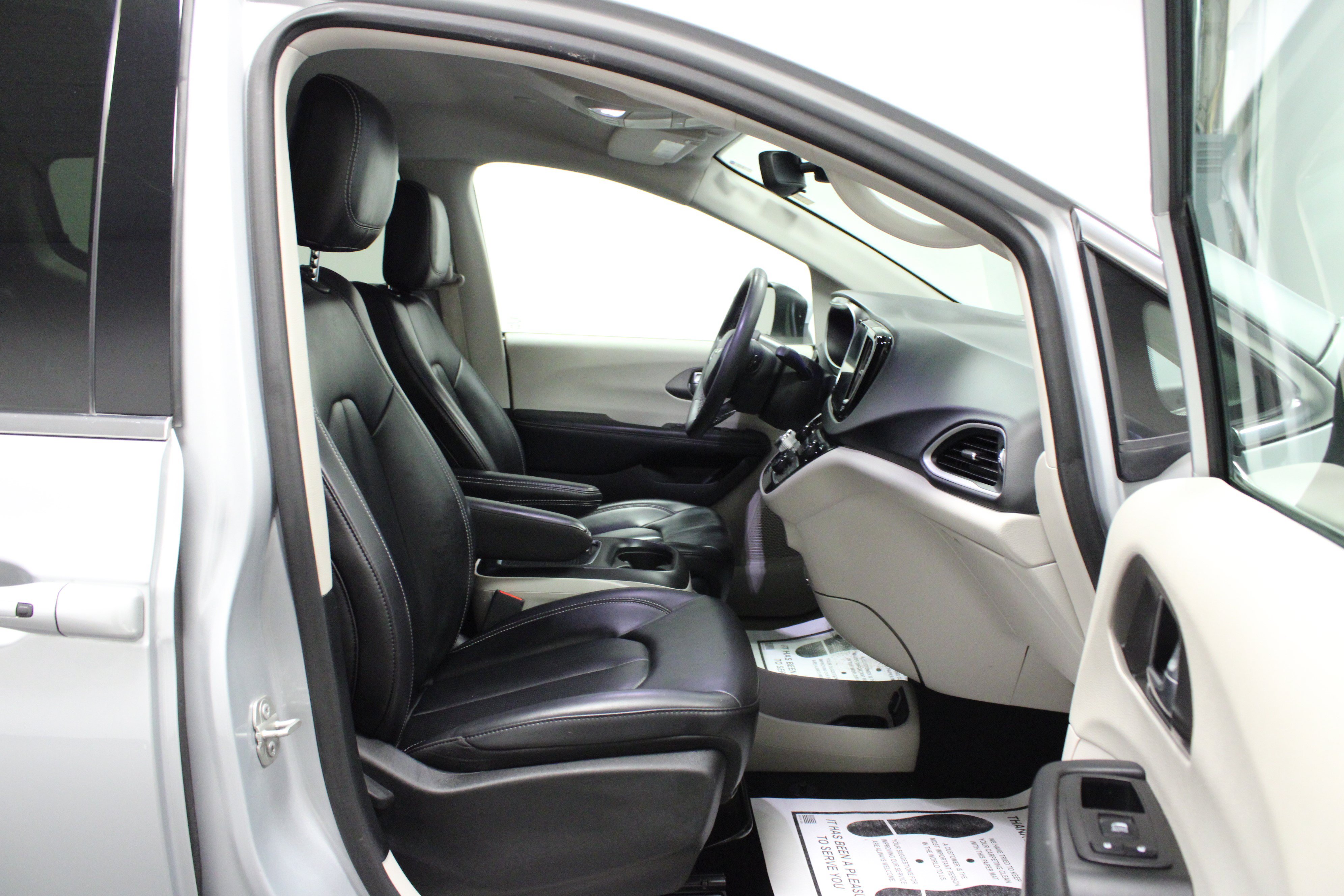 Used 2023 Chrysler Pacifica Touring-L FWD image 17
