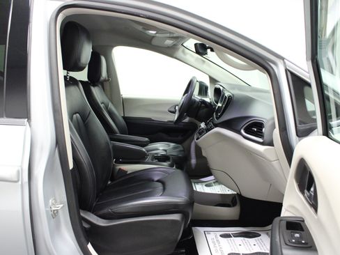 Used 2023 Chrysler Pacifica Touring-L FWD image 17
